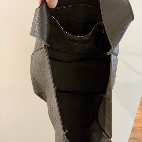 Yves Saint Laurent Le 5 À 7 Bea Tote Bag - Picture 8 of 11